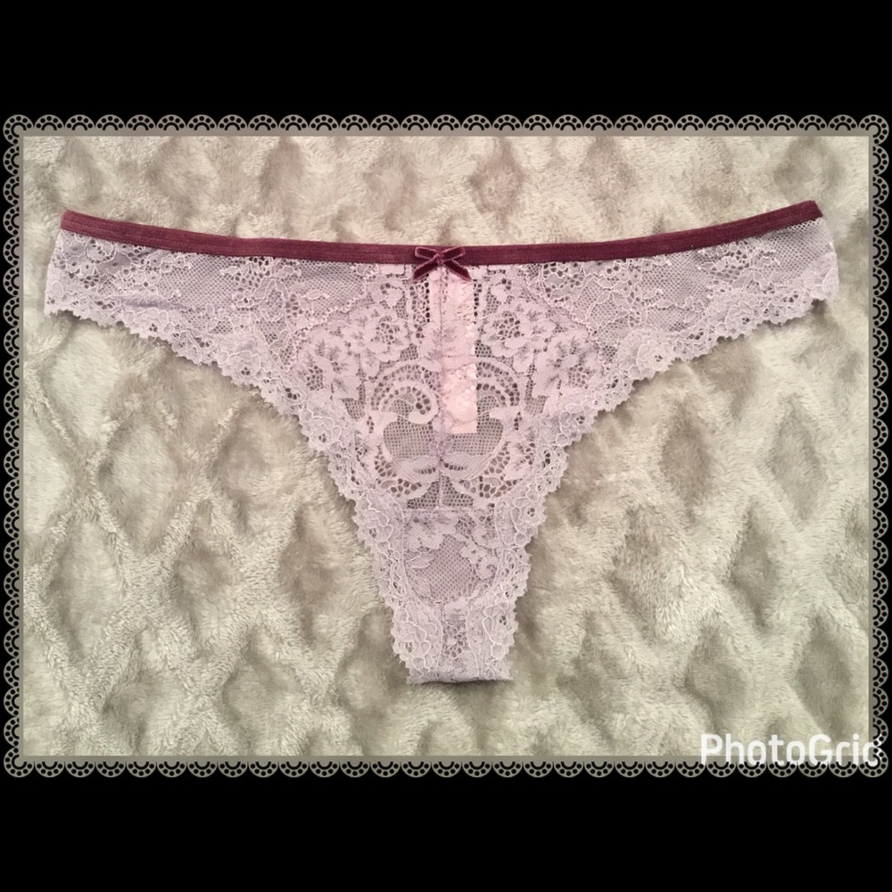❤Victoria's Secret Velvet Trim Lace Thong Panty❤